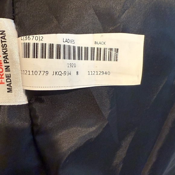 Black Winter Vest with Hood and Padded Design - Picture 4 of 10